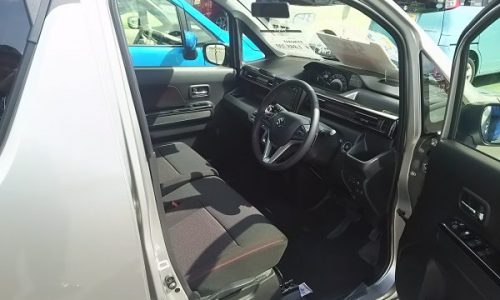 ワゴンRスティングレー・ハイブリッドTターボの運転席画像