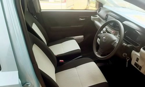 新型ミライースの運転席