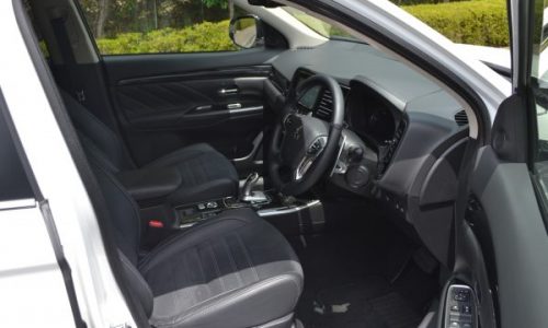 アウトランダーPHEVの運転席画像