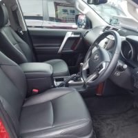 ランドクルーザープラドの運転席画像