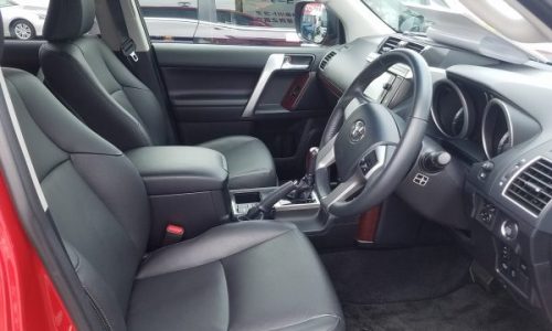 ランドクルーザープラドの運転席画像