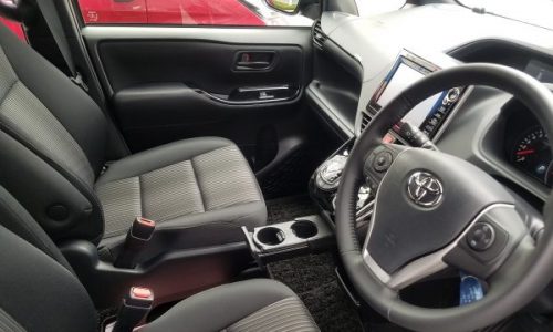 新型ヴォクシーZSの運転席