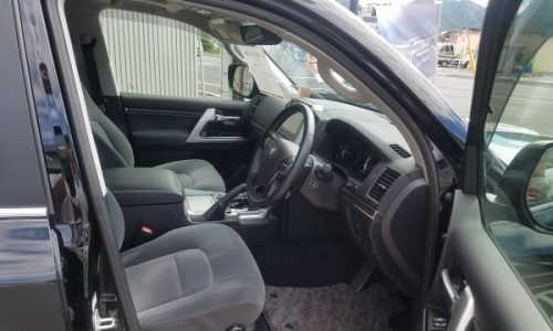 ランドクルーザーの運転席画像