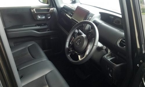 新型N-BOXの運転席