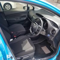 ヴィッツハイブリッドの運転席画像