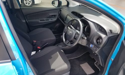 ヴィッツハイブリッドの運転席画像