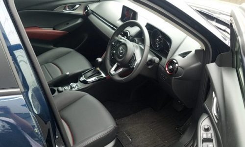 マツダCX-3の運転席画像