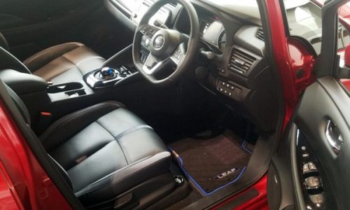 新型リーフのの運転席
