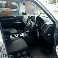 パジェロ・ロングの運転席画像