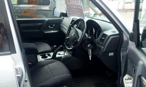 パジェロ・ロングの運転席画像