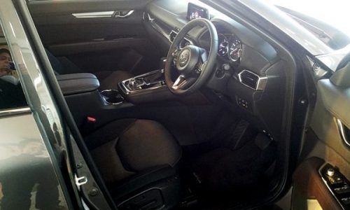 CX-8の運転席
