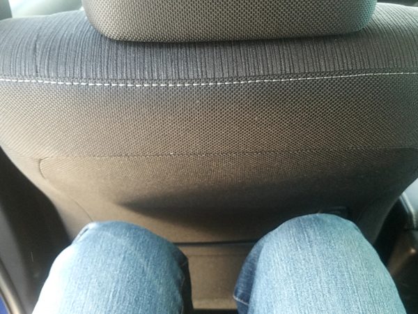 トヨタ「ハイラックス」後部座席の足元画像