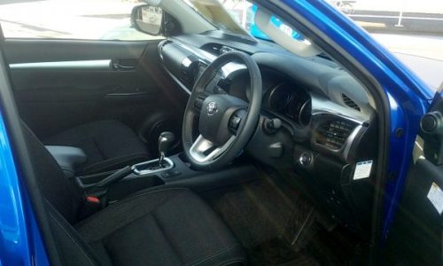 トヨタ「ハイラックス」の運転席画像