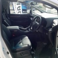 アルファードの運転席画像