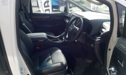 アルファードの運転席画像