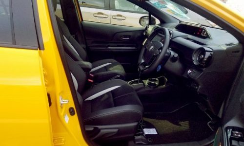アクアGRスポーツの運転席画像