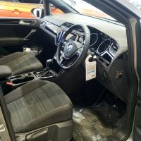 「ゴルフトゥーラン」TSI Rラインの運転席画像