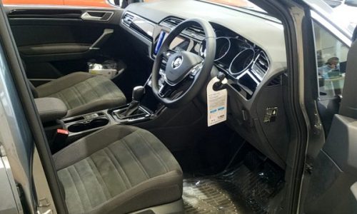 「ゴルフトゥーラン」TSI Rラインの運転席画像