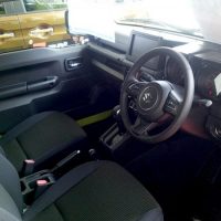 新型ジムニーの運転席画像