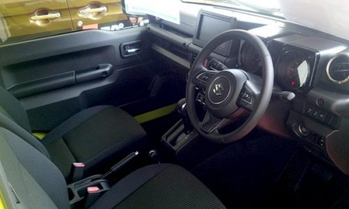 新型ジムニーの運転席画像