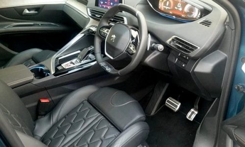 5008「GTブルーHDi」の運転席画像