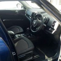 MINIクロスオーバー・クーパーDの運転席画像
