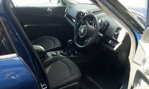 MINIクロスオーバー・クーパーDの運転席画像